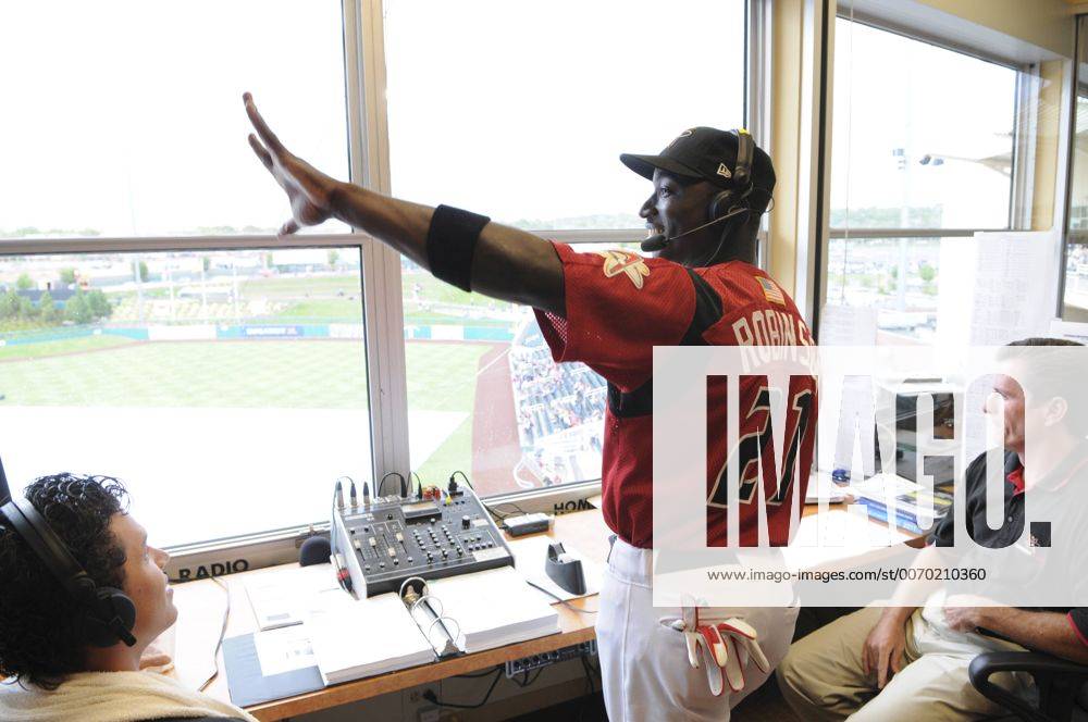 Albuquerque, NM, U.S. - sports. Topes Trayvon Robinson, center waves to ...