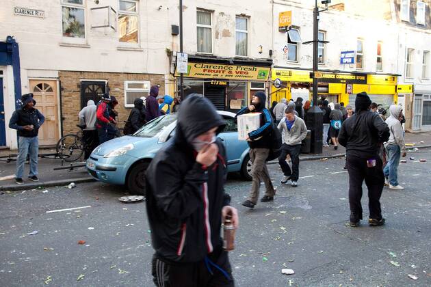 Hackney Riot Bus Aug. 8, 2011 - London, Greater London, UK - Hackney, UK . Looters carry ...