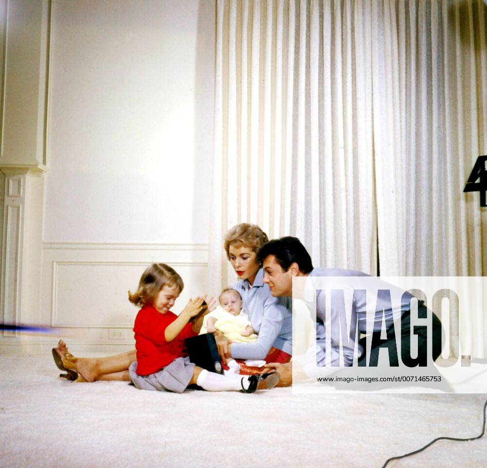 Jan. 1, 2011 - JANET LEIGH WITH HUSBAND TONY CURTIS AND DAUGHTERS KELLY ...