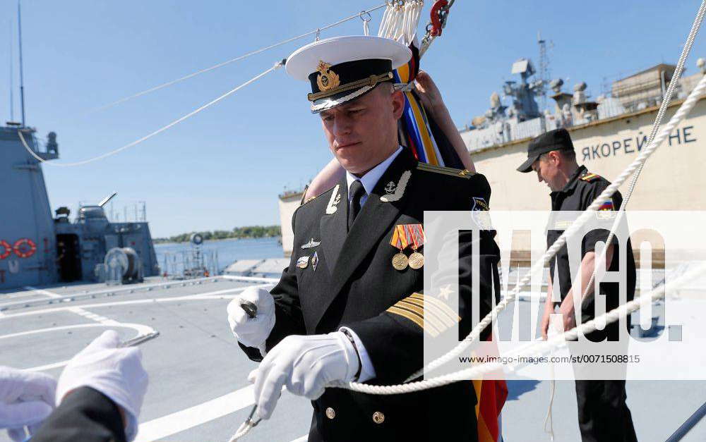 KALININGRAD, RUSSIA - JUNE 7, 2016: Admiral Essen frigate commander ...