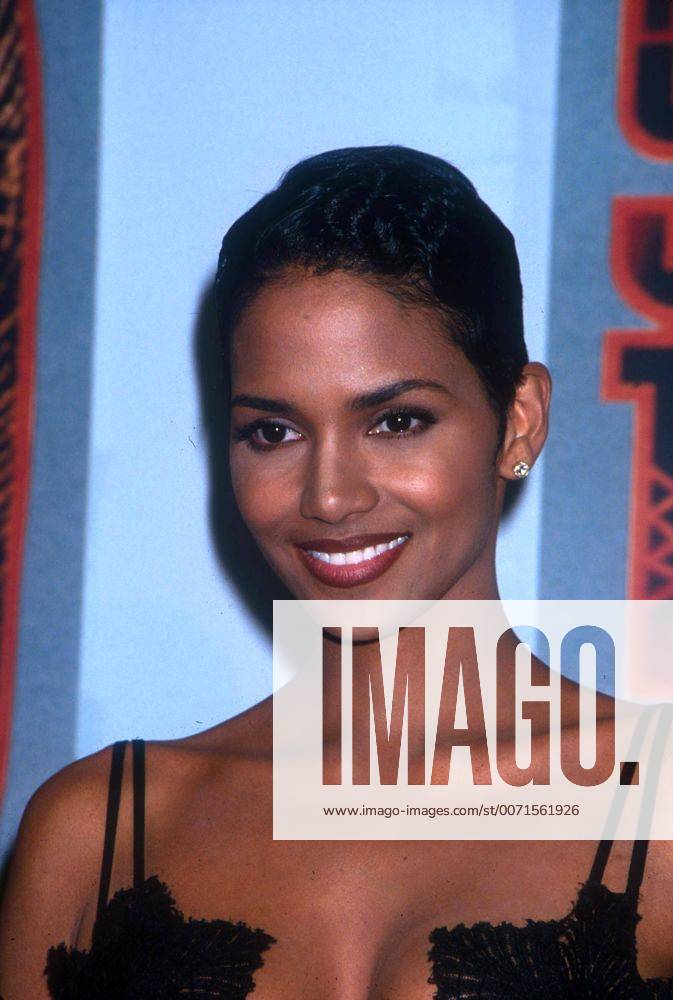 Jan. 1, 2011 K0899LR.THE SOUL TRAIN AWARDS.HALLE BERRY. LISA ROSE