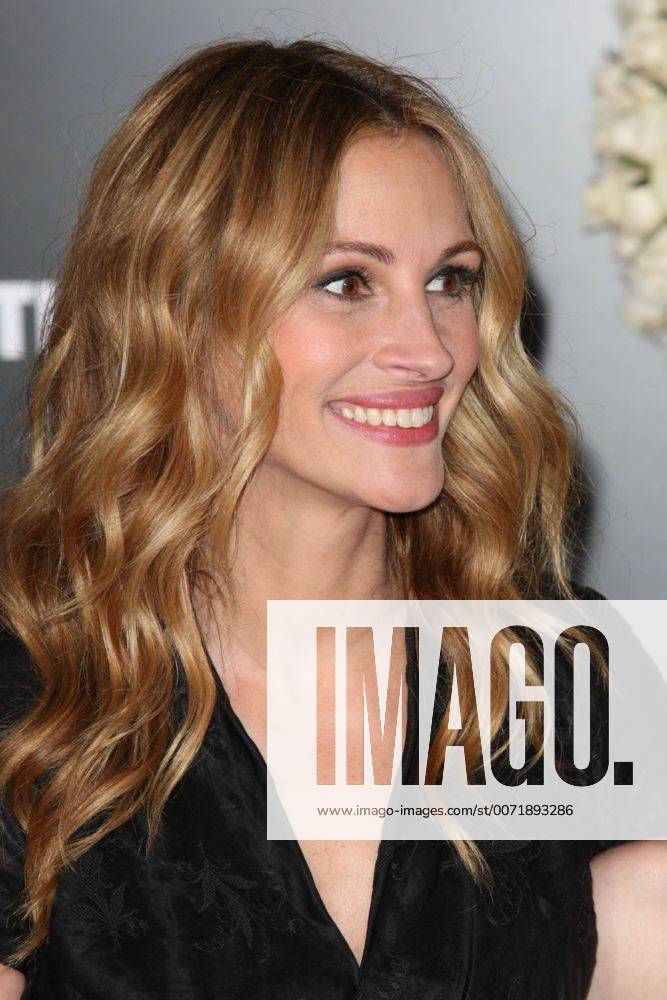 8 February 2010 Julia Roberts attends the Valentine s Day premiere on