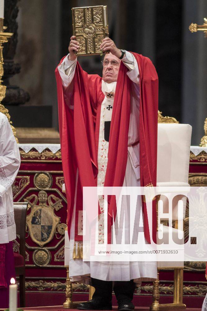 Pope Francis leads Pallium Investiture Ceremony Pope Francis holds the ...