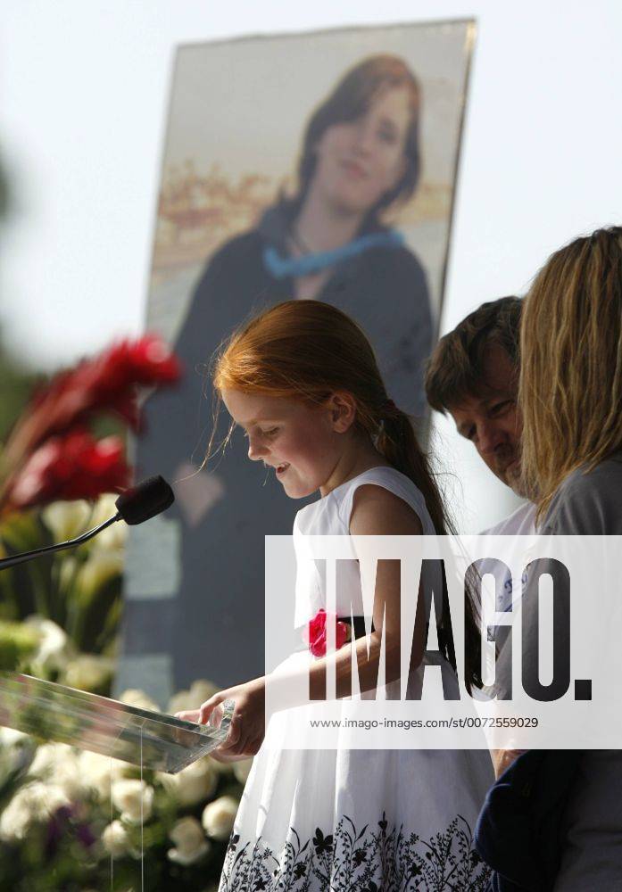 Mar. 27, 2010 - Amber Dubois half sister Allison Cave reads a poem ...