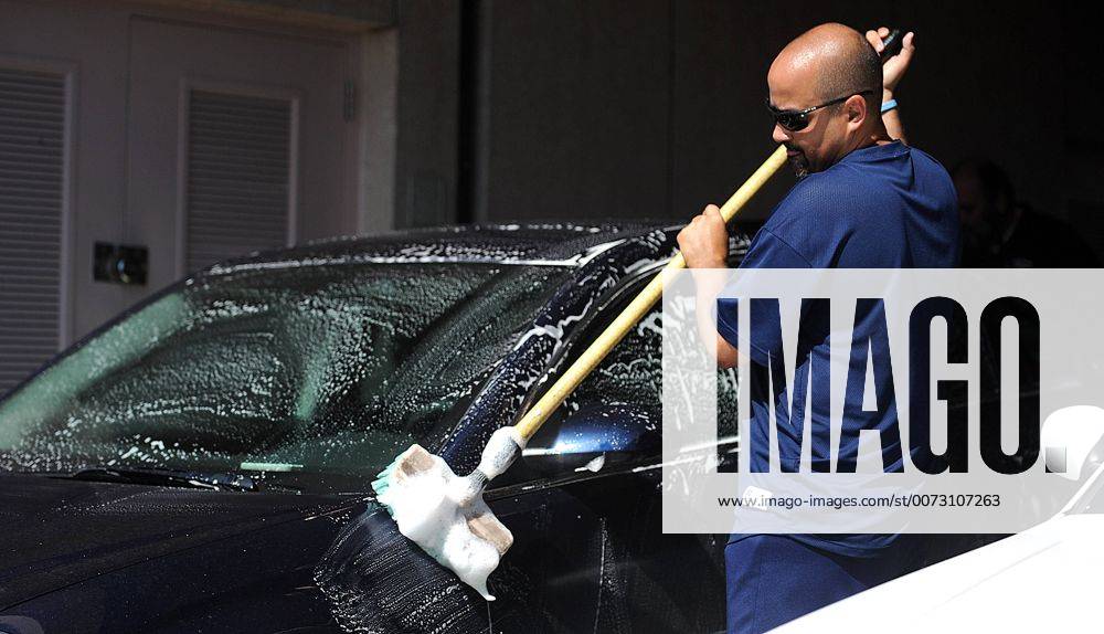 Brewerfundraiserb103009fVolunteer Jonathan Carrillo, washes a car