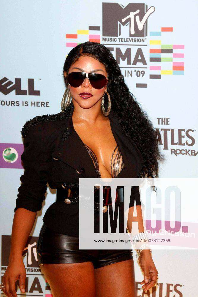 Rapper Lil Kim Arrives At The Mtv Europe Music Awards At O2 Arena In