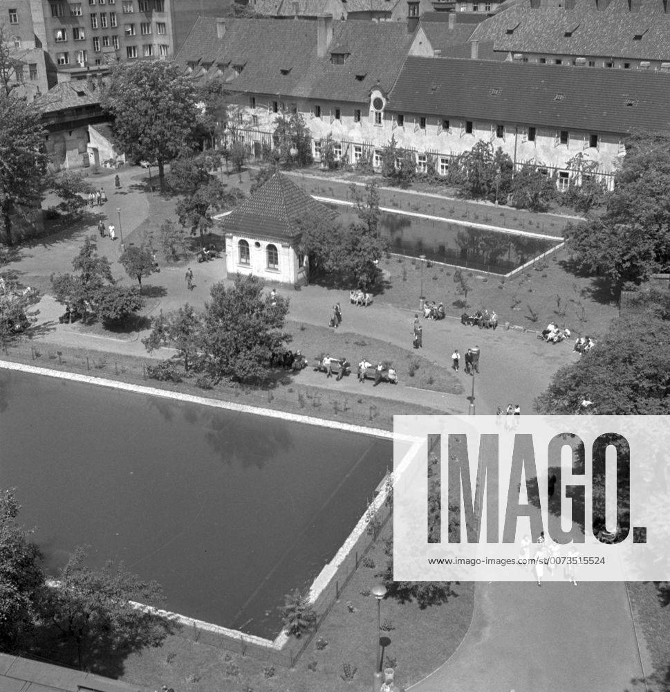 The fire water basins and daily life in the Franciscan Garden park in ...