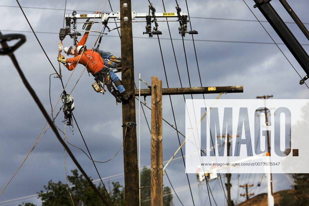 Linemen Mark Johnson, left, and Randy Sandifer, both of Redding