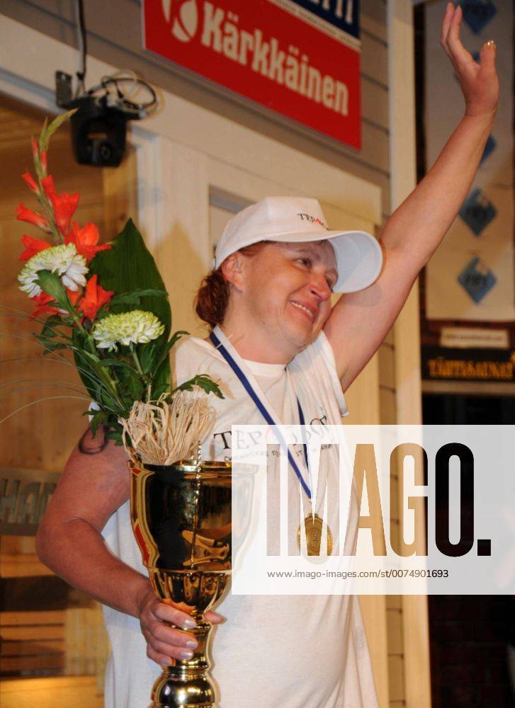 090809) -- HEINOLA, Aug. 9, 2009 -- Tatyana Arkhipenko from Russia gestures  after winning this year