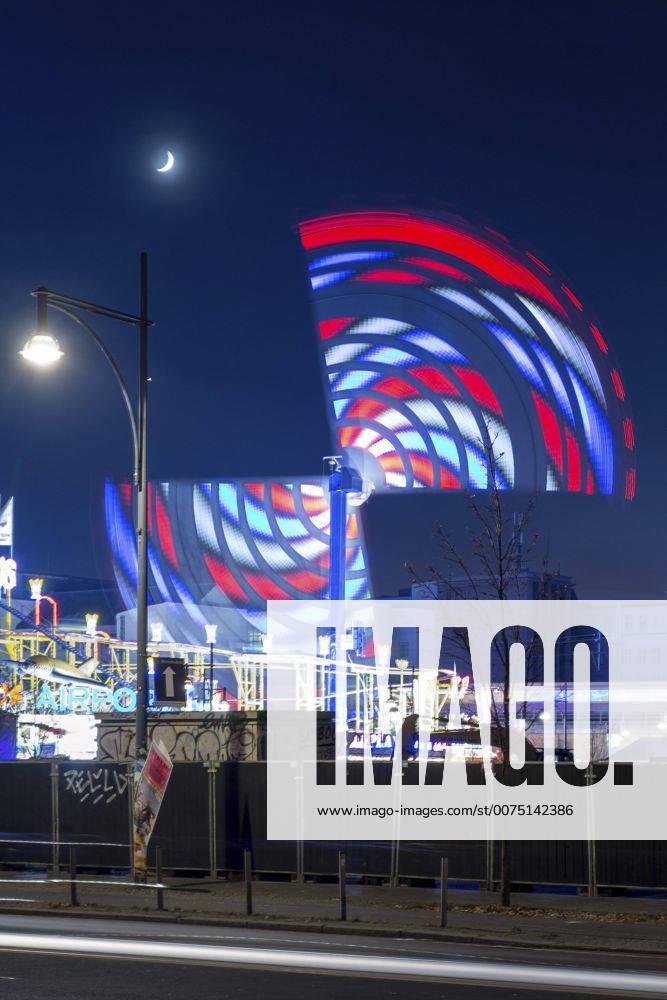 Riesenrad auf dem Weihnachtsmarkt am Kaufhaus Alexa in BerlinMitte