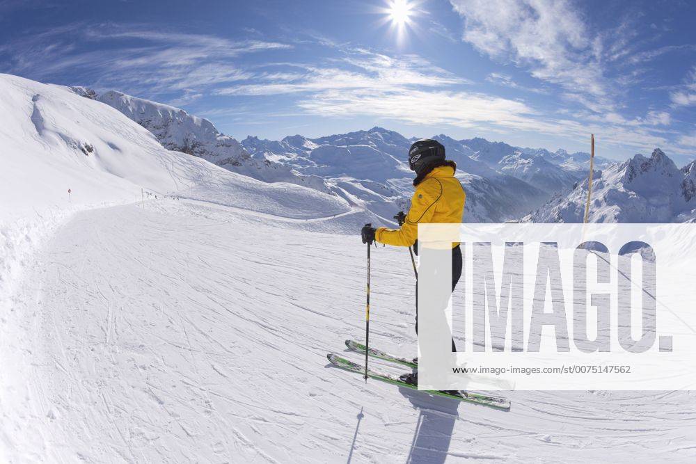 Balmen red piste from Trittkopf Zurs, St. Anton am Arlberg in winter ...