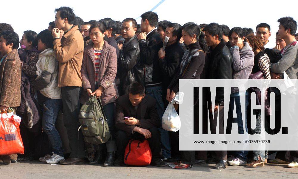 Feb 24, 2007 - Chengdu, Sichuan, CHINA - Passengers queue up to buy ...