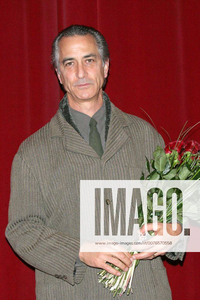 feb-09-2006-warsaw-poland-david-strathairn-at-the-poland-premiere