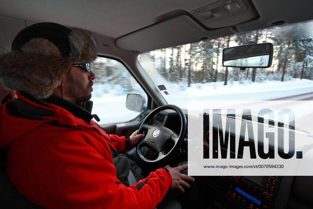 20.02.2009, Malung, Dalarnas laen, Schweden - Mann beim Autofahren im ...