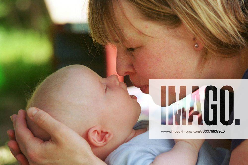 22.07.2004, Berlin, DEU Eine Mutter liebkost ihr Kind. (Kuss, kuessen, Baby, Erziehung, Frau