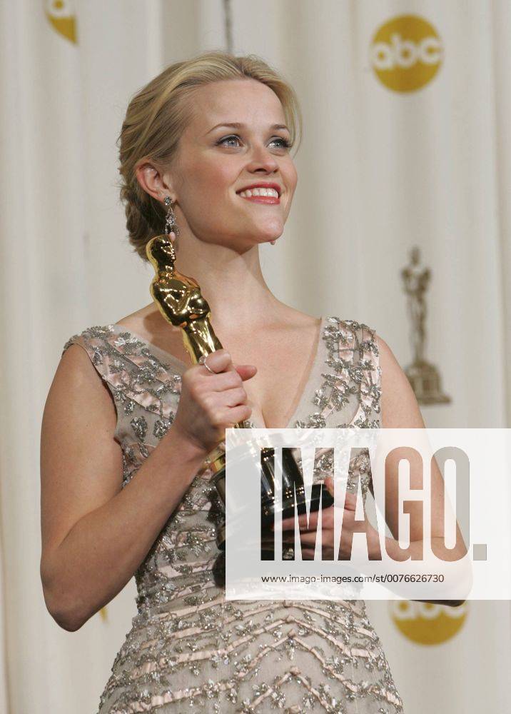 Hollywood, CA, USA - Best Actress winner Reese Witherspoon poses with ...