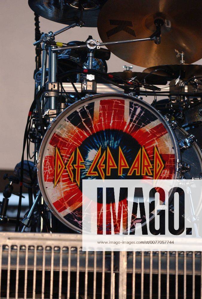 Jun 23, 2005; Pittsburgh, PA, USA; Def Leppard performs during a tour