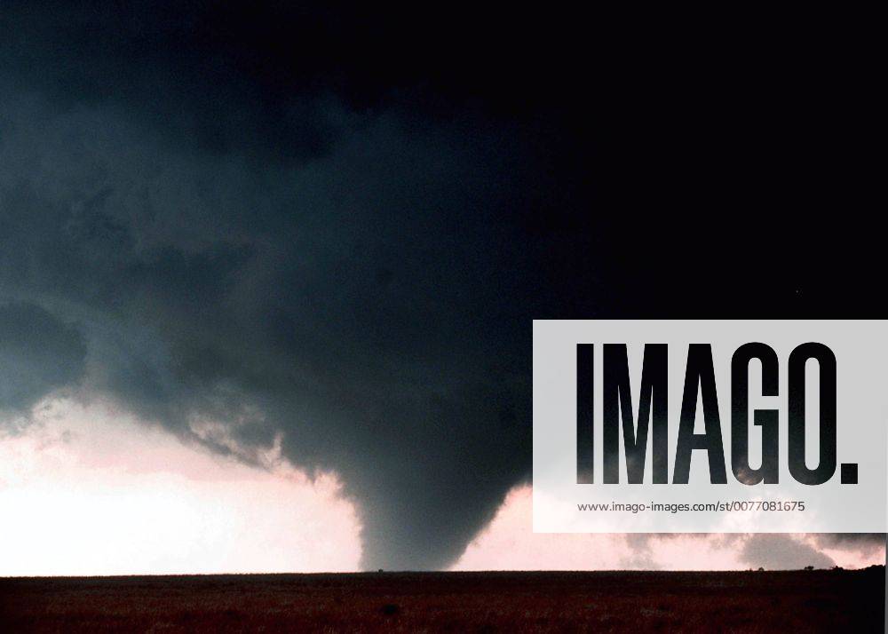 May 20, 2005; Jayton, TX, USA; A large tornado touches down near Jayton