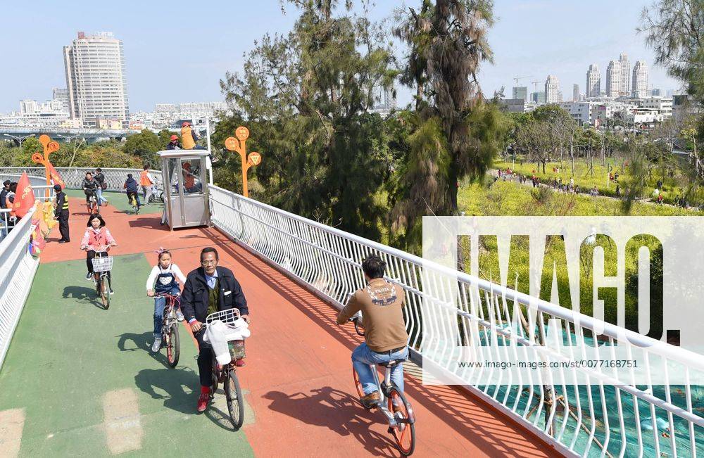 (170209) -- XIAMEN, Feb. 9, 2017 -- Citizens ride along an elevated ...