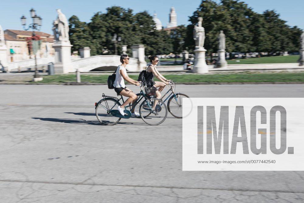 Italy, Padua, two young tourists riding bicycle model released Symbolfoto