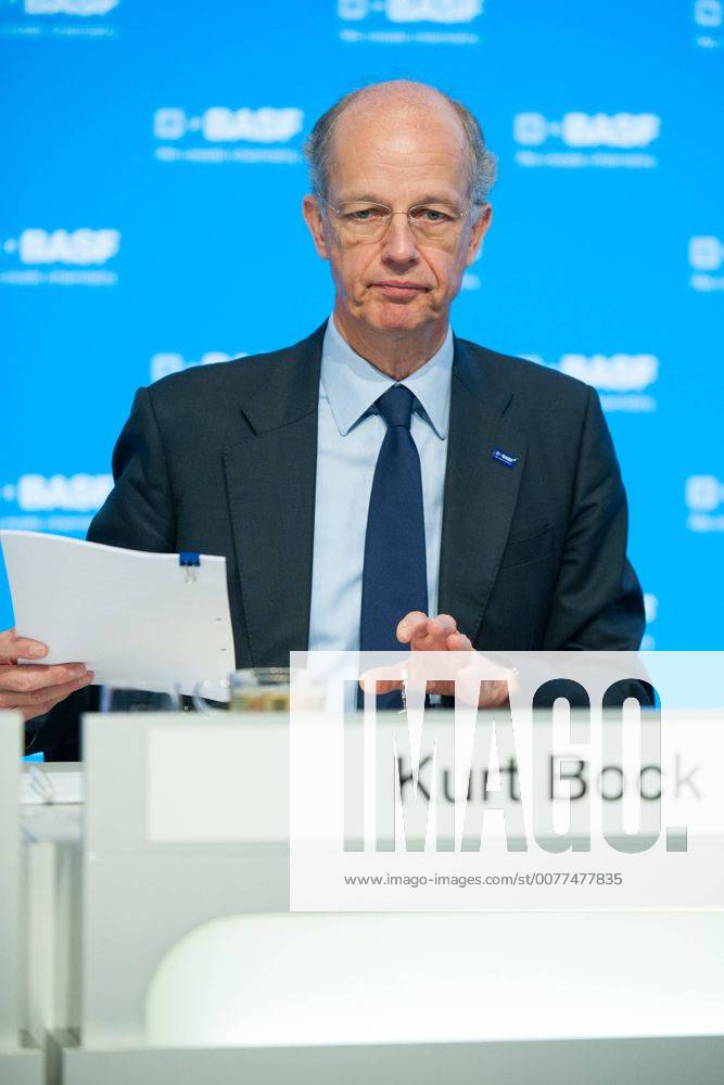 Dr Kurt Bock Vorstandsvorsitzender Ceo Basf Se Mit Unterlagen Bilanzpressekonferenz Der Basf 