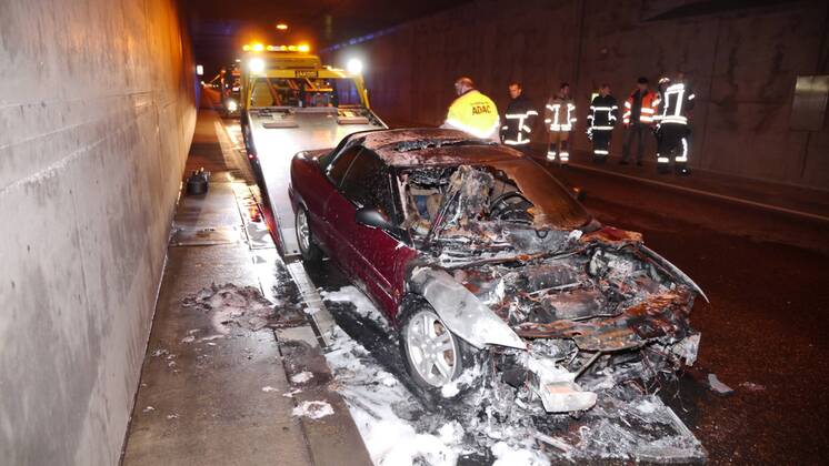 Auto Gerät Im Tunnel In Brand - Etwa 20 Personen Können Sich Aus Dem ...