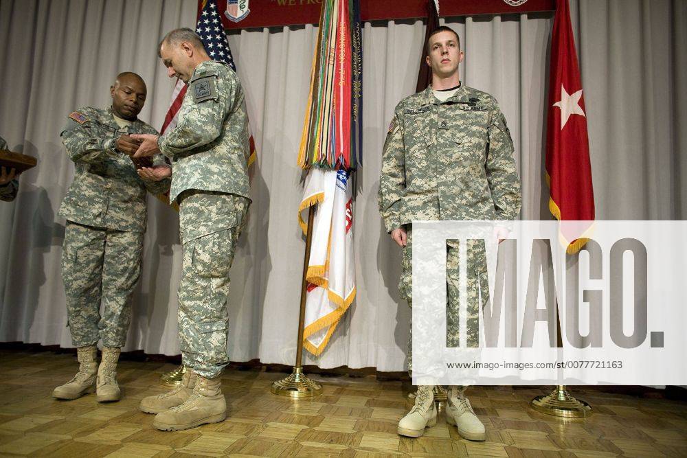 Nov. 29, 2007 - SSG. Benjamin Dellinger is awarded a Purple Heart at ...