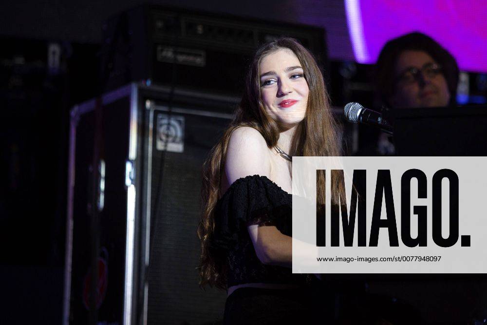 Birdyst Birdy live beim La Noche de Cadena 100 Konzert im WiZink Center. Madrid ...