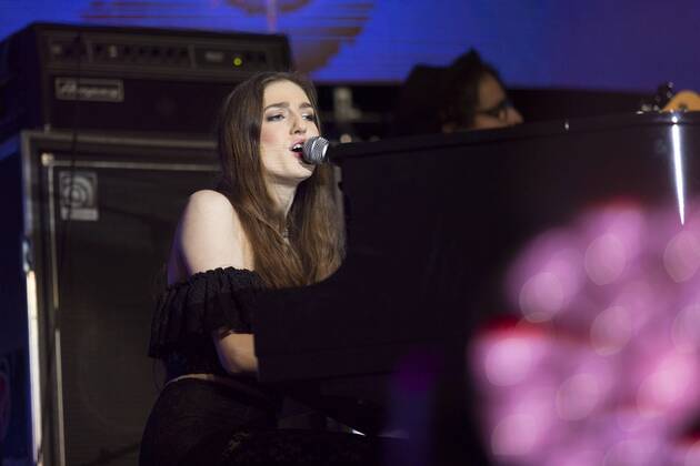 Birdyst Birdy live beim La Noche de Cadena 100 Konzert im WiZink Center. Madrid ...