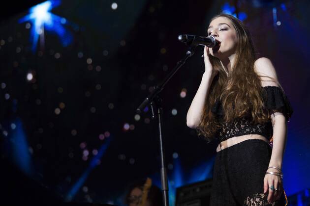 Birdyst Birdy live beim La Noche de Cadena 100 Konzert im WiZink Center. Madrid ...