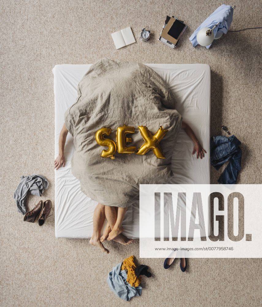 Obscured couple having sex in bed, top view model released Symbolfoto  property released Y