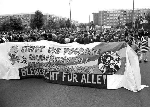 Rostock - 29.08.1992 tausende Menschen demonstrieren gegen die ...