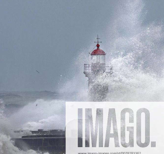 Hohe Wellen, spritzende Gischt, Leuchtturm im Sturm, Porto, Portugal, Europa Copyright imageBROKER