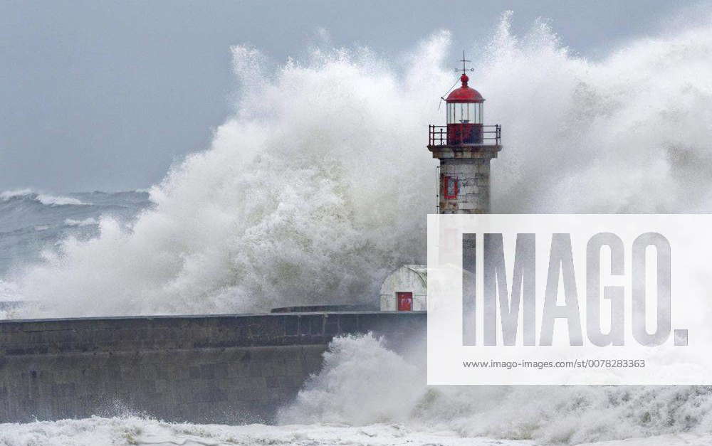 Hohe Wellen, spritzende Gischt, Leuchtturm im Sturm, Porto, Portugal