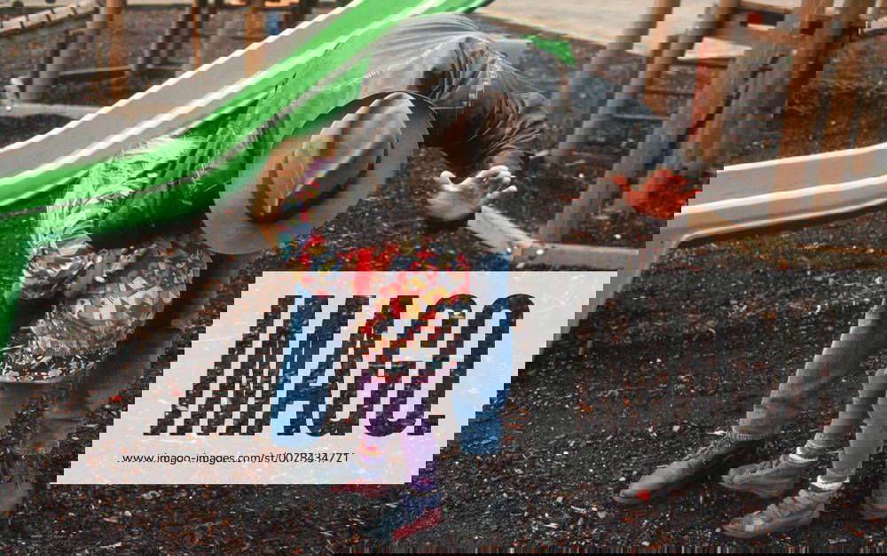 Ein Mann schlaegt ein Kind auf einem leeren Spielplatz . Bonn , 10.08.2001 , MODEL RELEASE