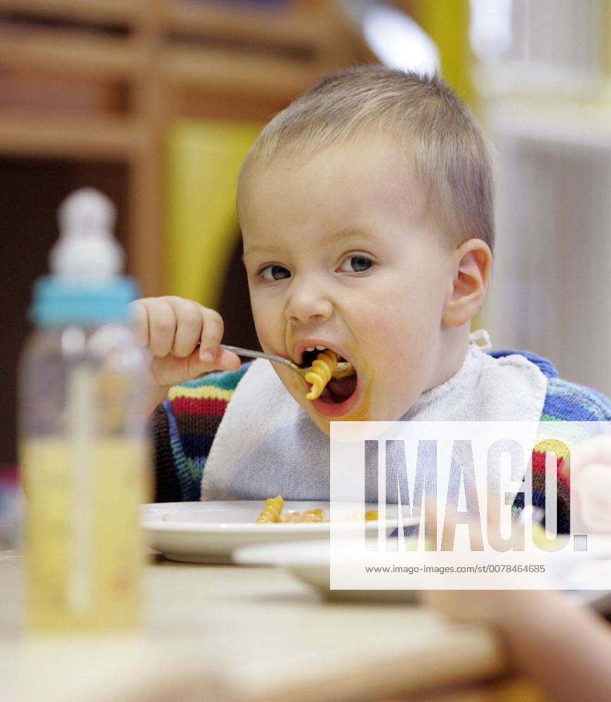 Ein Kind beim Mittagessen in der Katholischen Kindertagesstaette Maria