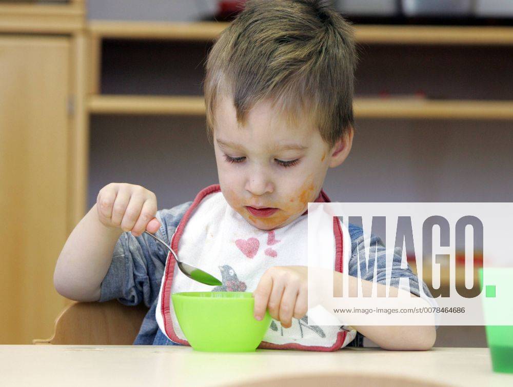 Kind beim Mittagessen in der Katholischen Kindertagesstaette Maria