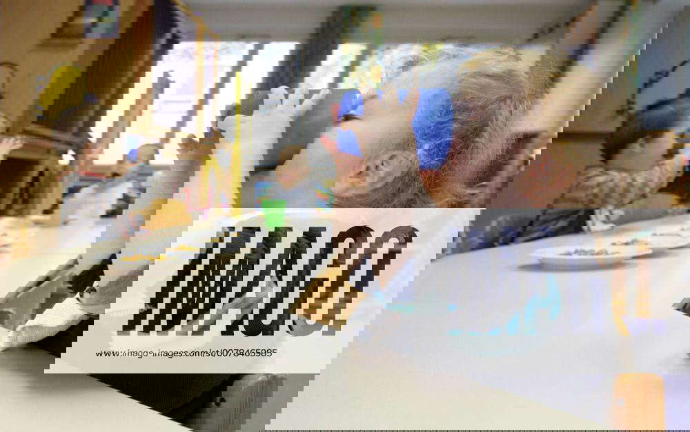 Kinder beim Mittagessen in der Katholischen Kindertagesstaette Maria