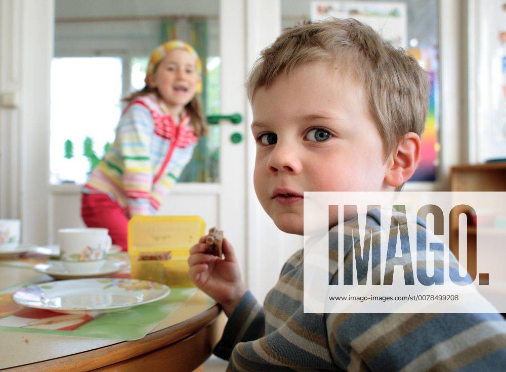 Kinder beim Essen in einer Montessori Kita in Berlin . Montessori