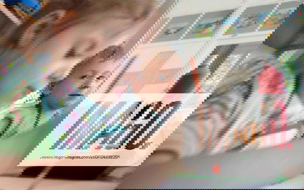 Kinder beim Malen in einer Montessori Kita in Berlin . Montessori