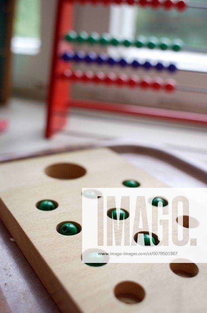 Holzspielzeuge in einer Montessori Kita in Berlin . Montessori