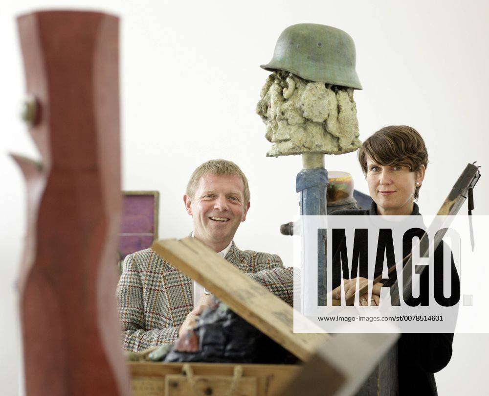 Bruno BRUNNET und Nicole HACKERT in der Contemporary Fine Arts Galerie  neben Objekten von Uwe