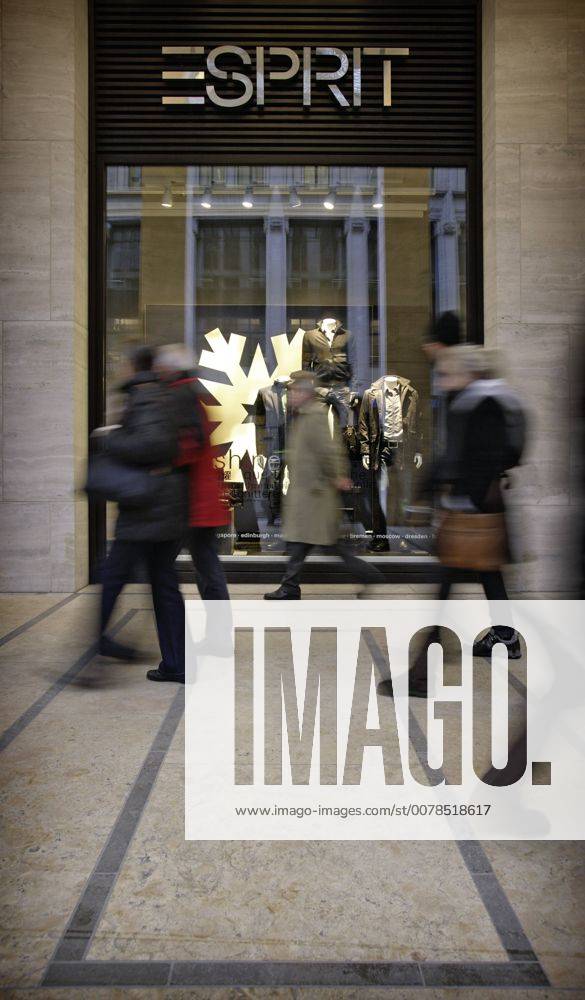 Passanten an einer Esprit Filiale . Berlin , Deutschland . Esprit Store