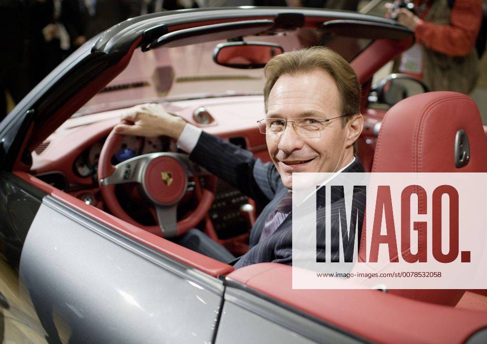 Michael MACHT, Vorstandsvorsitzender der Porsche AG in einem Porsche ...