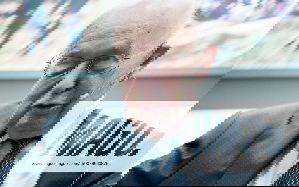 Helmut Schlesinger Prof. Dr. Helmut Schlesinger war von 1991 bis 1993 Helmut Schlesinger Prof. Dr. Helmut Schlesinger war von 1991 bis 1993