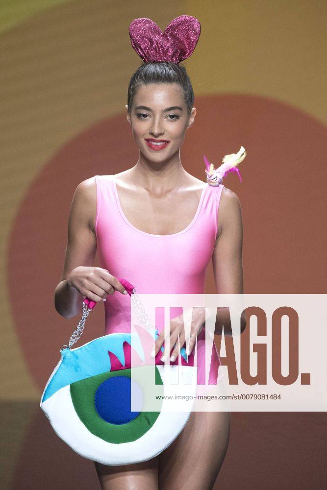 Rocio Crusset bei der Agatha Ruiz de la Prada Fashion Show auf der ...