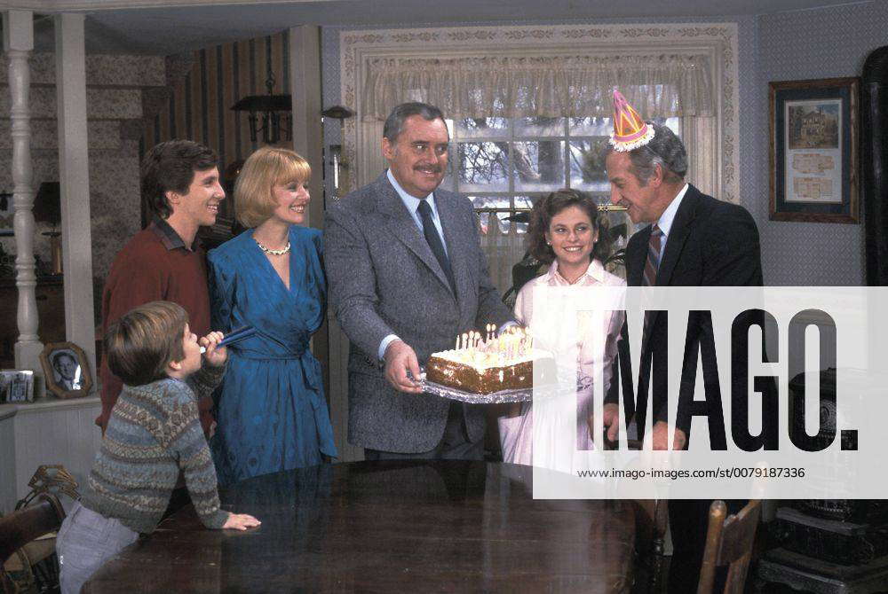 Studio Publicity Still from Mr. Belvedere Brice Beckham, Tracy Wells, Rob  Stone, Ilene Graff, Bob Uecker, Christopher Hewett 1984 All Rights Reserved  File Reference # 31706266THA For Editorial Use Only Stock Photo - Alamy