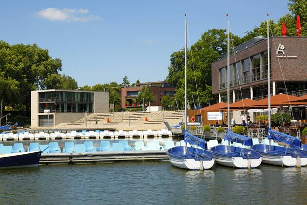 Bootshafen und Aaseeterrassen mit Bootshaus und Restaurants am Aasee ...