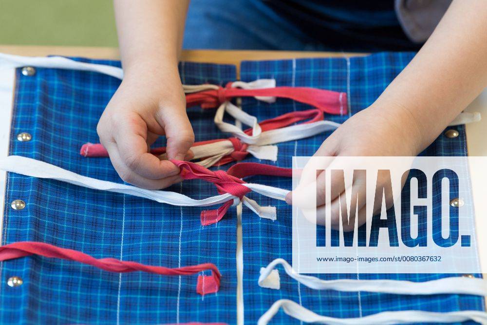 Montessori Kindergarten Kinderhände beim Lernen im Montessori