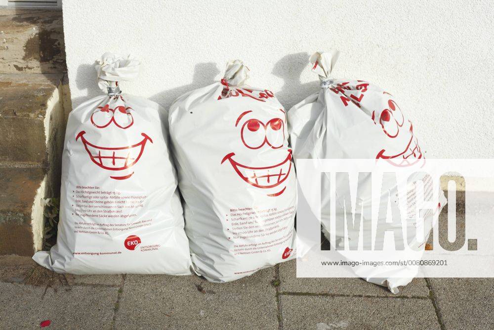 on the Kerb lying Garbage bags with aufgemalten laughing Face Bremen